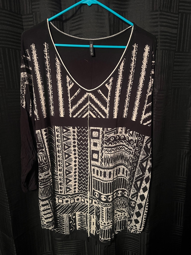 Black & White Geometric V-Neck Tunic Top